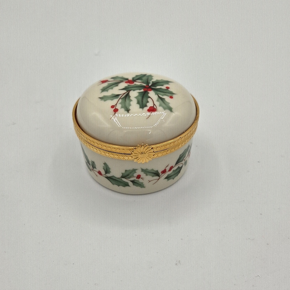 Lenox Holly Berry Hinged Trinket Box Christmas Holiday Porcelain Keepsake
